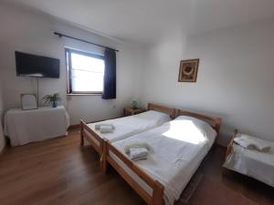 Una cama o camas en una habitación de Apartmani Sunflower