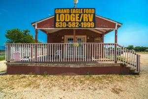 un bâtiment avec un panneau qui lit le grand kiosque alimentaire de l'aigle dans l'établissement Grand Eagle Ford Lodge & RV Park, à Nixon