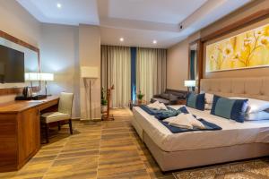 a hotel room with a bed and a desk at Hotel Hammamet in Alger