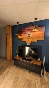 ein Wohnzimmer mit einem großen Flachbild-TV in der Unterkunft Estudio Mirador Dorado in Málaga
