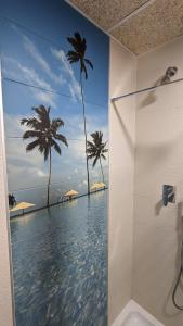 uma casa de banho com chuveiro e vista para o oceano em Estudio Mirador Dorado em Málaga