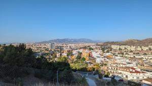 - Vistas a la ciudad desde una colina en Estudio Mirador Dorado, en Málaga