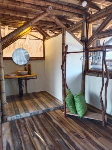 - une chambre avec un lit et une table dans l'établissement Playa Cataro Boutique Ecolodge A, à Palomino
