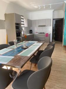 een eetkamer met een tafel en stoelen in een keuken bij Mont Oreb Villas (Pearl) in Flic-en-Flac