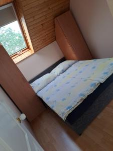 Katil atau katil-katil dalam bilik di Alinka Apartmanház