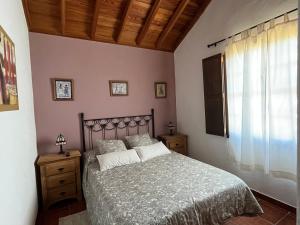 MazoにあるCasa Los Calderosのベッドルーム(大型ベッド1台、窓付)