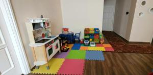 pokój z kuchnią i pokojem zabaw w obiekcie Megyeház Apartman w mieście Makó