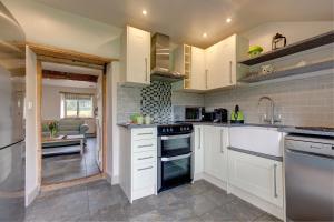 Kuchyň nebo kuchyňský kout v ubytování Garden Cottage