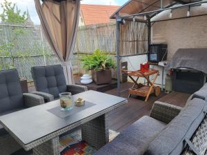 een patio met een tafel en stoelen en een grill bij Zum goldenen Hirsch am Paulaner in Höxter