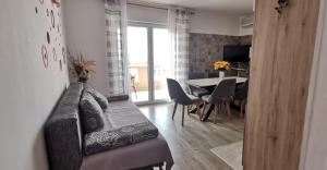 a living room with a table and a dining room at Apartmani Vera in Primošten