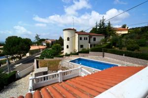 a house with a swimming pool on a roof at Villa Volendam in L'Estartit