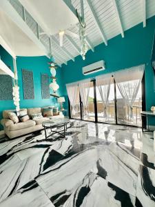 Posezení v ubytování Luxury 2bed 2bath Condo In Downtown Red Hook