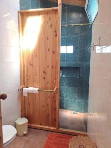 Lajes das FloresにあるCasita - your home in Floresのバスルーム(ガラスドア付きのシャワー付)