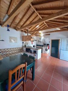 Η κουζίνα ή μικρή κουζίνα στο Casita - your home in Flores +6 φωτογραφίες