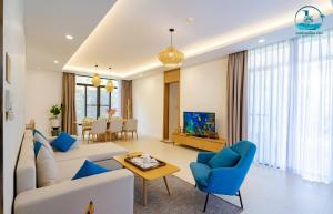 TV a/nebo společenská místnost v ubytování Lumina Villas Cam Ranh, Bai Dai beach luxury resort villas