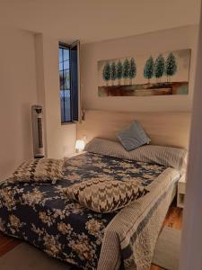 1 dormitorio con 2 camas y TV. en Apartamento Romántico, en Los Realejos