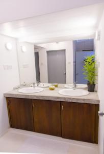 Hostel Republic at Galle Face tesisinde bir banyo