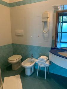 bagno con servizi igienici e lavandino di Residence Myricae a Bellaria-Igea Marina