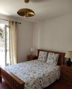 1 dormitorio con cama y ventana en Cottage les hôtes Pyrénées, en Capvern
