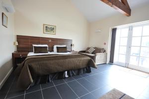 Letto o letti in una camera di Kings Croft Hotel