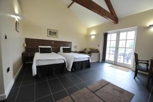 Letto o letti in una camera di Kings Croft Hotel