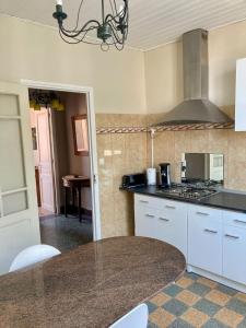 a kitchen with a stove and a counter top at Appartement charmant centre ville in Narbonne