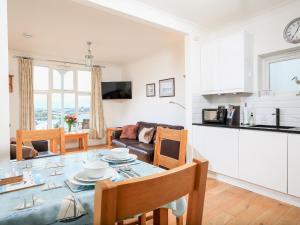 een keuken en een woonkamer met een eettafel bij 1 Lyndhurst in Salcombe