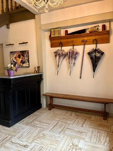 una habitación con sombrillas colgadas en la pared en chambres d'hôtes, La cime des pins en Crévin