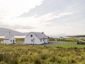 una casa blanca en medio de un campo en Purteen, en Achill
