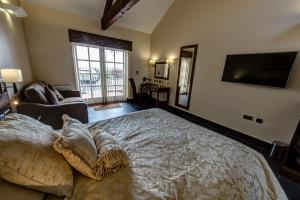 Letto o letti in una camera di Kings Croft Hotel