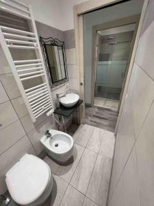 uma casa de banho com um WC e um lavatório em Palombino Apartment em Milão