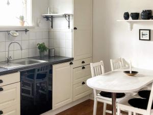 Kuchyň nebo kuchyňský kout v ubytování Holiday home RÖNNÄNG VI