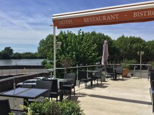 Výhled na řeku, která protéká v blízkosti hotelu