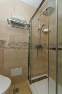 een douche met een glazen deur in een badkamer bij Modern living apartment Airy in Split +16 foto's