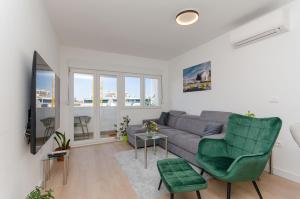 een woonkamer met een bank en een tv bij Modern living apartment Airy in Split