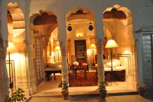 Pokój z 2 łóżkami i 2 lustrami w obiekcie Hotel Chobdar Haveli w mieście Mandawa