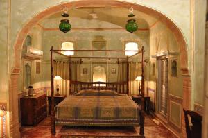 een slaapkamer met een groot bed in een kamer bij Hotel Chobdar Haveli in Mandāwa