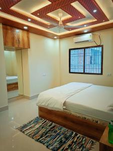 1 dormitorio con cama y techo en The Royal Sahdeo Venue, en Gaya