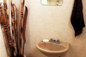帕茨誇羅的住宿－Casa Nantly Patzcuaro，一间带水槽和镜子的小浴室