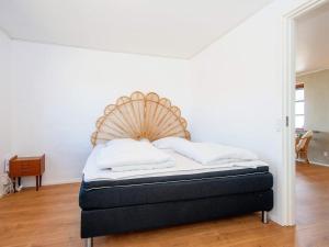 - un lit dans une pièce dotée de parquet dans l'établissement Holiday home Ulfborg LXXXVIII, à Ulfborg