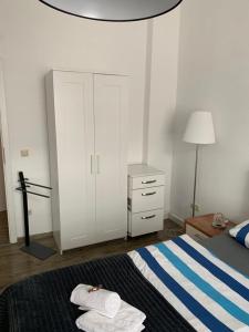 Un dormitorio con una cama con toallas. en Alles was man braucht, 1-Zimmer Wohnung, en Dortmund
