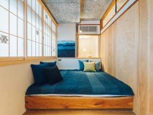 江津市にあるShowcase Hotel KASANEの窓のある部屋にベッドがある寝室