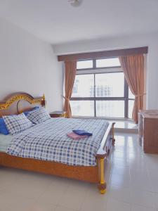 a bedroom with a bed and a large window at Fahrenheit 88 Pavillion By Abby comfy stay in Kuala Lumpur