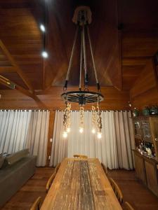 里奧杜斯塞德魯斯的住宿－Casa do Lago Pinhal，一间带桌子和吊灯的用餐室