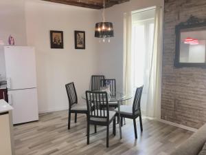 a kitchen and dining room with a table and chairs at BorrullApart in Valencia
