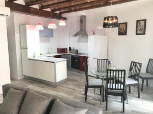 eine Küche und ein Wohnzimmer mit einem Sofa und einem Tisch in der Unterkunft BorrullApart in Valencia