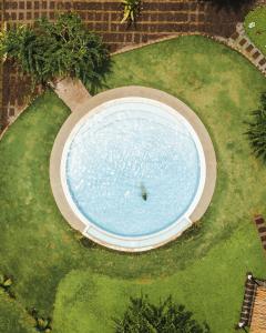 Gemastepe的住宿－Mellow Resort，享有庭院游泳池的顶部景色