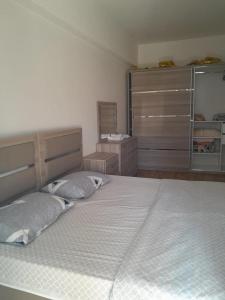 - une chambre avec un grand lit blanc et 2 oreillers dans l'établissement Luxsary Home in Skopje, à Skopje