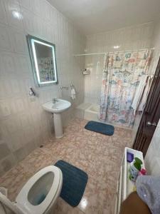 een badkamer met een toilet en een wastafel bij Casa Francesca in Boca Chica