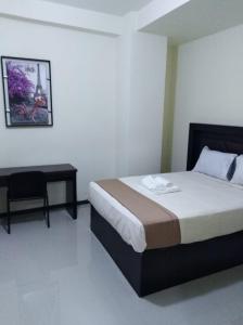 圖斯特拉古鐵雷斯的住宿－Hotel Real Jaguar，一间卧室配有一张床、一张桌子和一张四柱床。